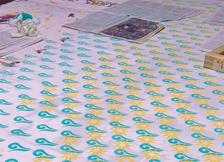 スクリーンを使い、布に印刷している様子