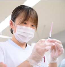 基礎看護学を学ぶ生徒の様子