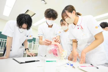 成人看護学を学ぶ生徒のようす