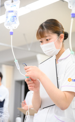 成人看護学を学ぶ生徒のようす