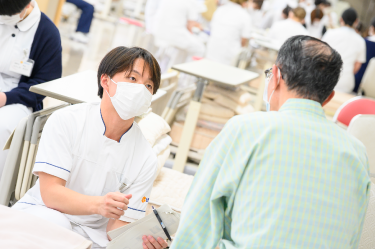 成人看護学を学ぶ生徒のようす