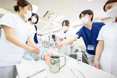 成人看護学を学ぶ生徒のようす