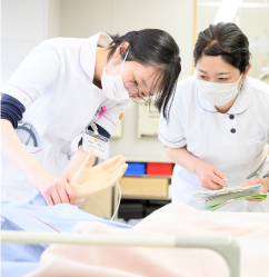 成人看護学を学ぶ生徒のようす