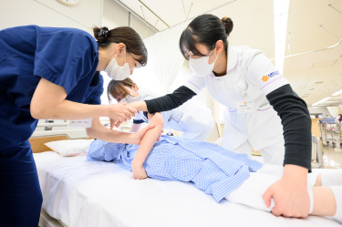 成人看護学を学ぶ生徒のようす