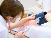 看護の基礎を学ぶ学生の様子が写っている写真